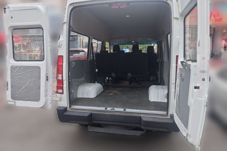 Used Iveco Daily 2023 2.5T A35M1 Short Wheelbase Mid-Roof Dual Tire Side-Sliding Doors 5–9 Seats Trunk