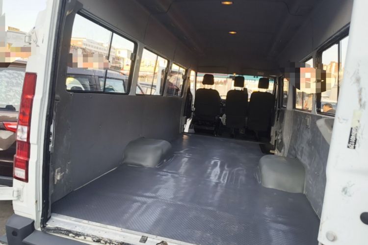Used Iveco Daily 2023 2.5T V40 Van Long Wheelbase Mid-Roof Design Dual Tires Side-Swing Doors 2-3 Seater Trunk