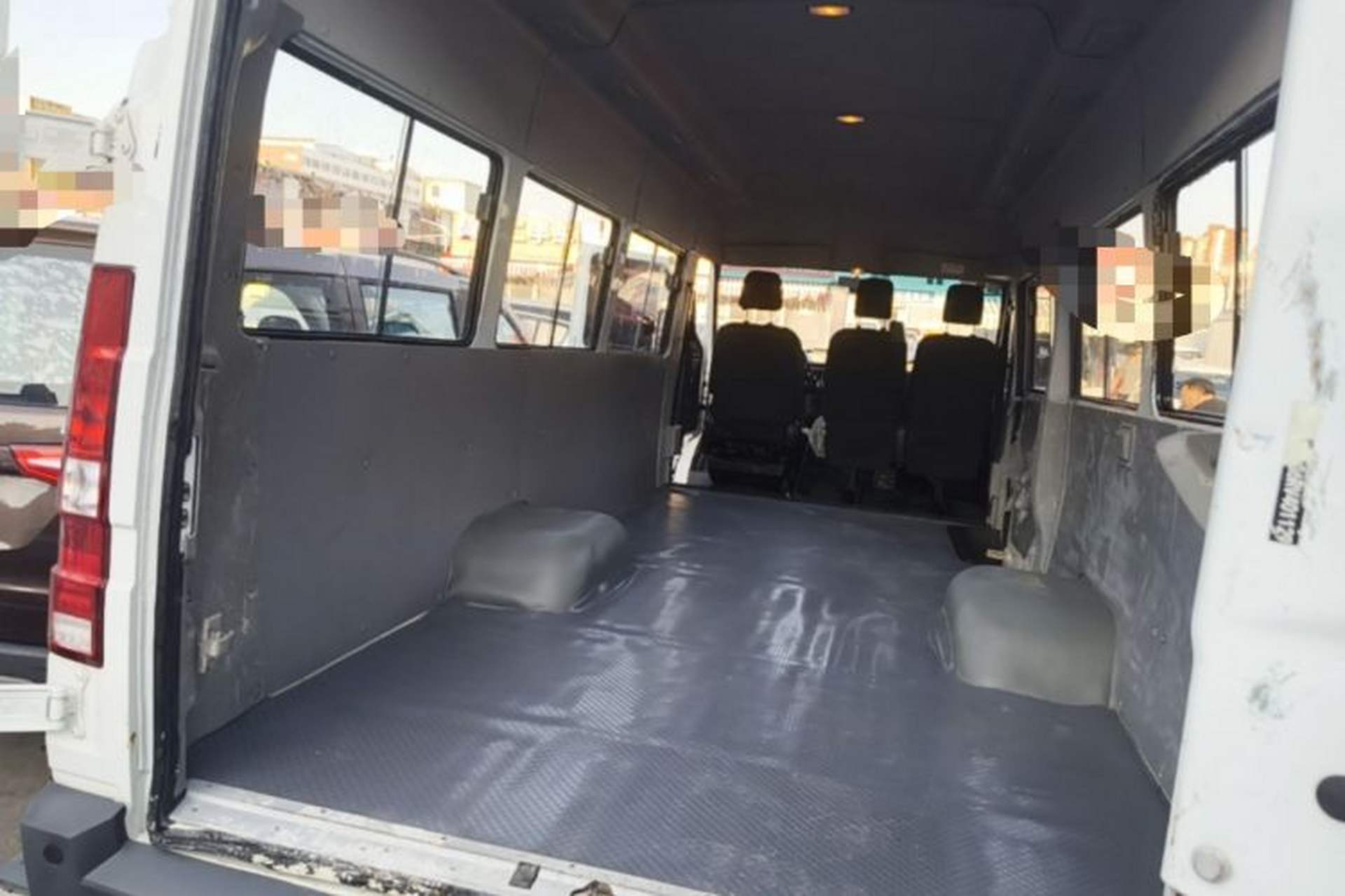 Used Iveco Daily 2023 2.5T V40 Van Long Wheelbase Mid-Roof Design Dual Tires Side-Swing Doors 2-3 Seater Trunk
