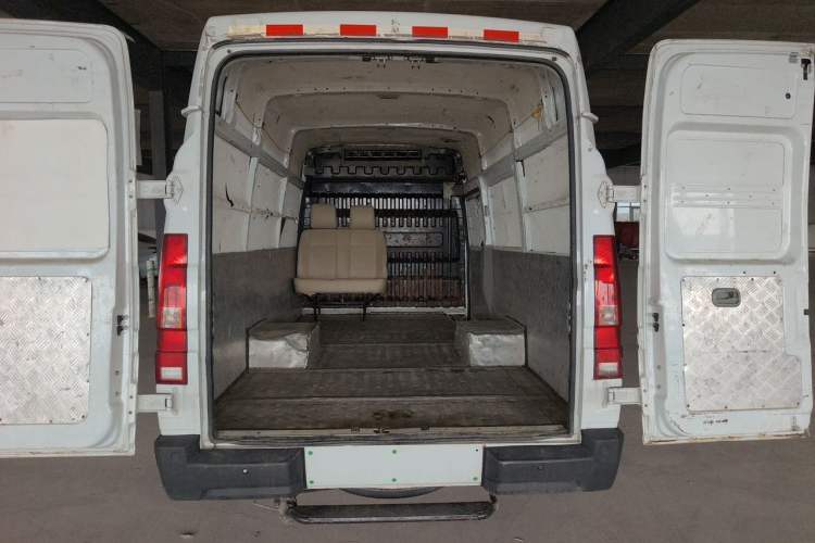 Used Iveco Daily 2023 2.5T V40 Van Long Wheelbase Mid-Roof Dual Tires Manual Doors 2-3 Seater Trunk