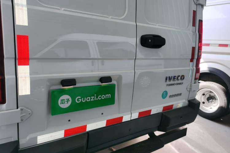 Used Iveco Daily 2023 2.8T V37 Van Long Wheelbase Mid-Roof Dual Tires Manual Doors 2-3 Seater Trunk