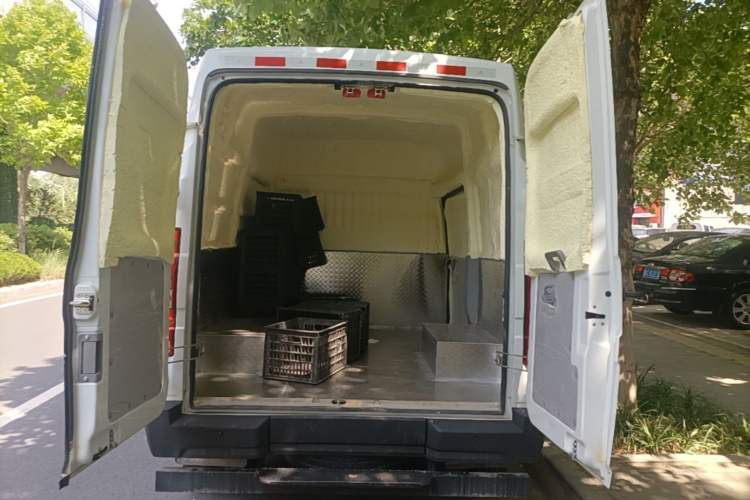Used Iveco Daily 2023 2.8T V35 Van Short Wheelbase Mid-Roof Design Dual Tires Side-Swing Doors 2-3 Seater Trunk