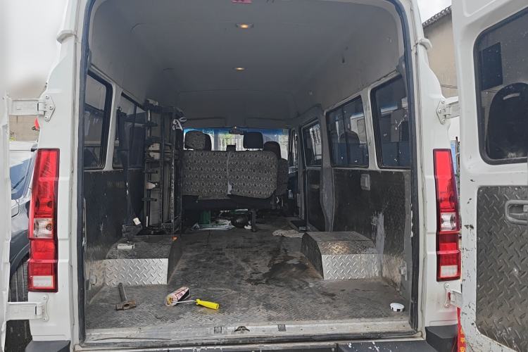 Used Iveco Daily 2023 2.5T A37M1 Long Wheelbase Mid-Roof Dual-Tire Side-Sliding Doors 5-9 Seats Trunk