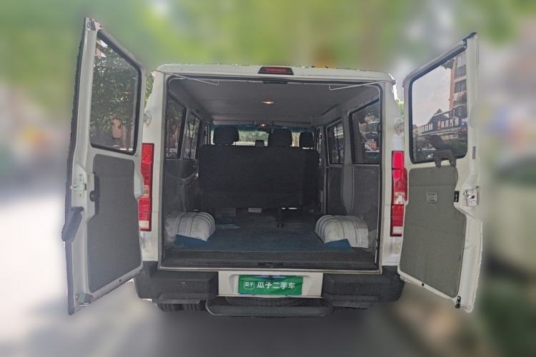 Used Iveco Daily 2023 2.5T A35M1 Short Wheelbase Low-Roof Double-Door Side-Swing Van with 5–9 Seats Trunk