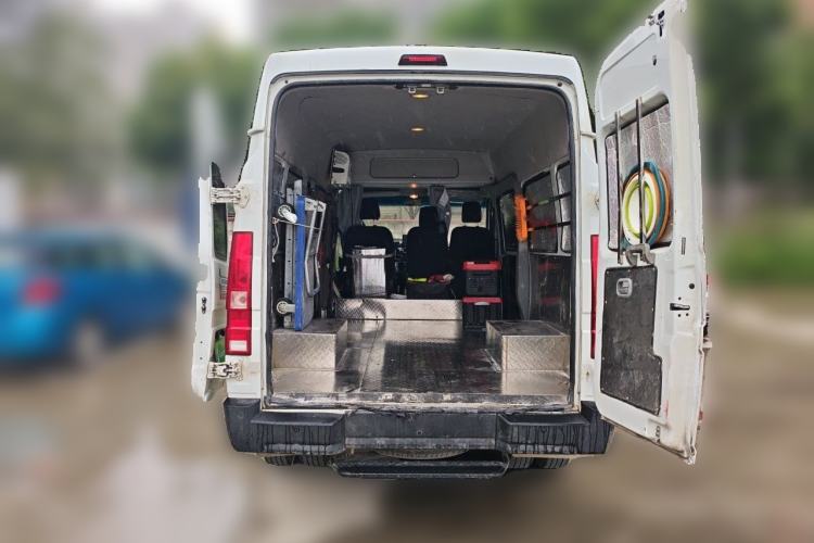 Used Iveco Daily 2023 2.5T A37M1 Multi-Purpose Passenger Vehicle Long Wheelbase Mid-Roof Design Dual Side Sliding Doors Automatic Transmission Trunk
