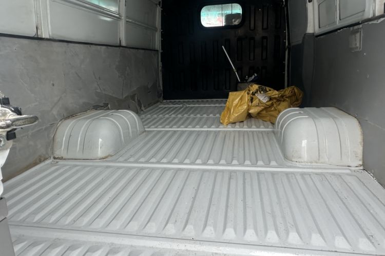 Used Iveco Daily 2023 2.5T V40 Van Long Wheelbase Mid-Roof Design Dual Tires Side-Swing Doors 2-3 Seater Trunk