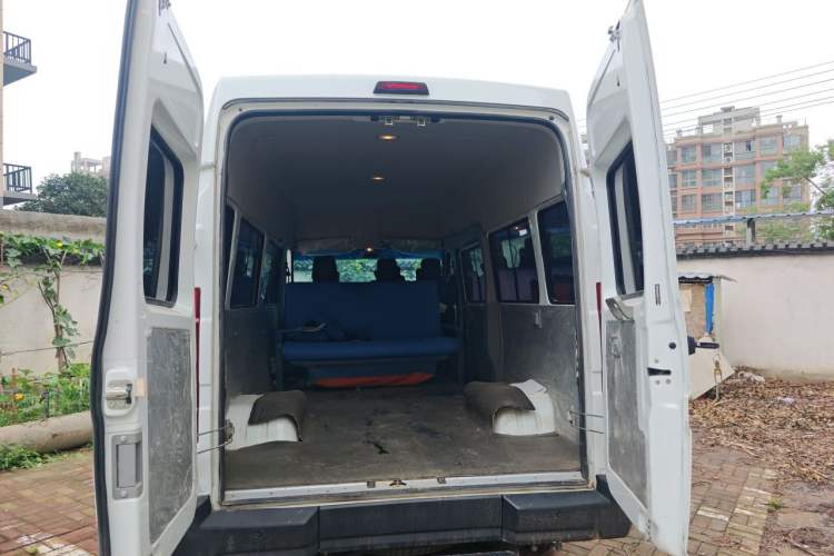 Used Iveco Daily 2023 2.5T A37M1 Long Wheelbase Mid-Height Dual-Tire Manual Door 5-9 Seater Trunk