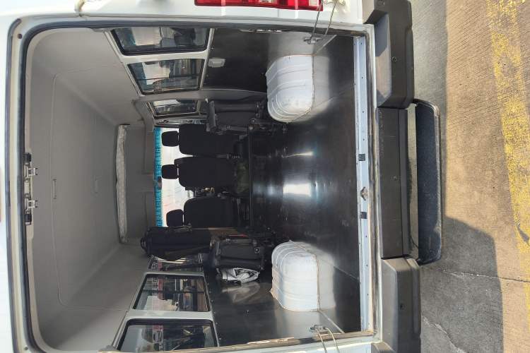 Used Iveco Daily 2023 2.5T A37M1 Long Wheelbase Mid-Roof Dual-Tire Side-Sliding Doors 5-9 Seats Trunk