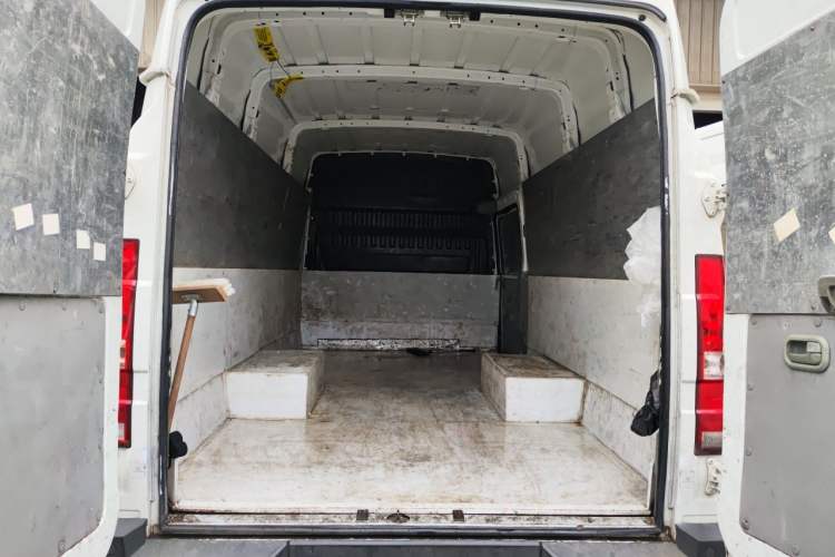 Used Iveco Daily 2023 2.8T V40 Van Long Wheelbase Mid-Roof Dual Tires Manual Doors 2-3 Seater Trunk
