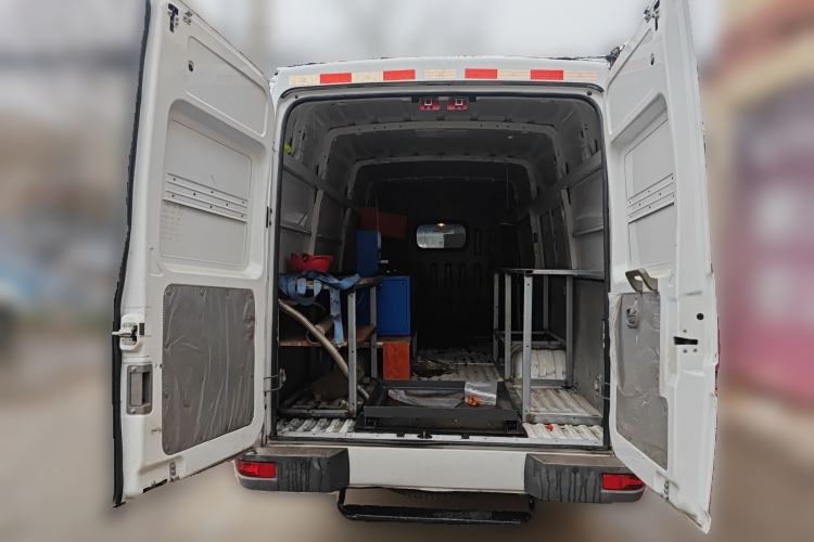 Used Iveco Daily 2023 2.5T V40 Van Long Wheelbase Mid-Roof Design Dual Tires Side-Swing Doors 2-3 Seater Trunk