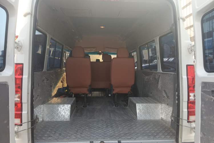 Used Iveco Daily 2023 2.5T A37M1 Long Wheelbase Mid-Roof Dual-Tire Side-Sliding Doors 5-9 Seats Trunk