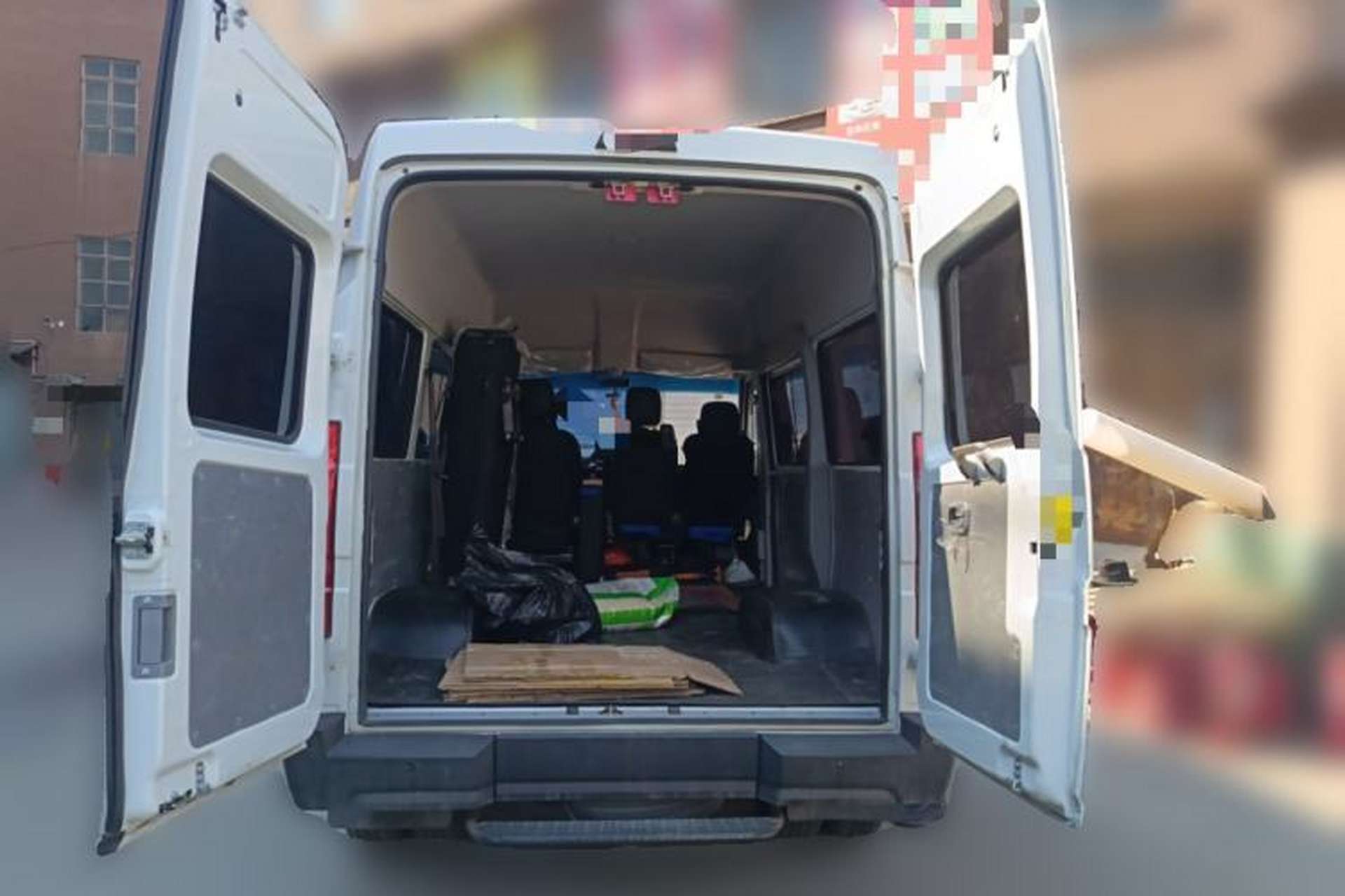 Used Iveco Daily 2023 2.5T A35M1 Multi-Purpose Passenger Vehicle Short Wheelbase Mid-Roof Design Dual Side Sliding Doors Automatic Transmission Trunk