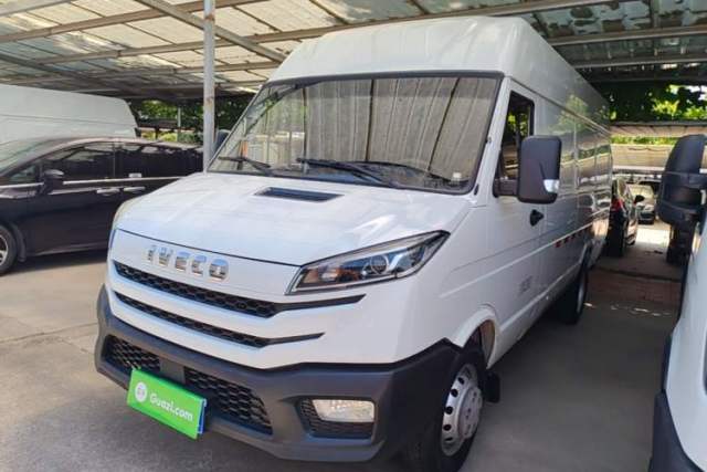 Iveco Daily 2023 2.5T V40 Van Long Wheelbase Mid-Roof Dual Tires Manual Doors 2-3 Seater с пробегом