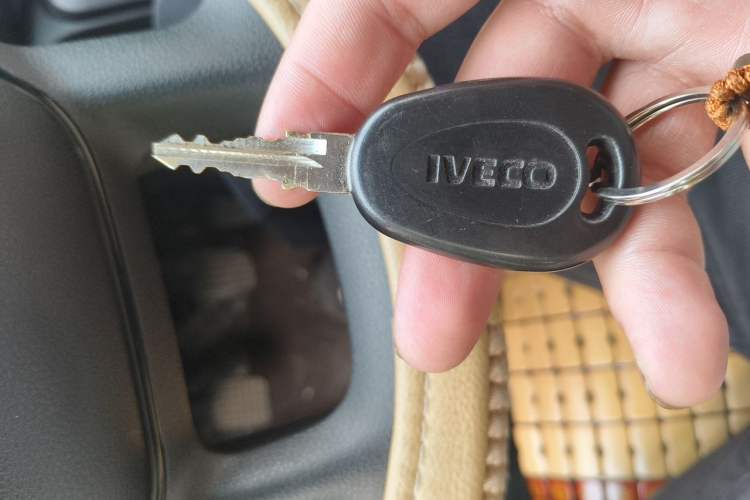 Used Iveco Daily 2023 2.5T A37M1 Long Wheelbase Mid-Height Dual-Tire Manual Door 5-9 Seater Vehicle Key