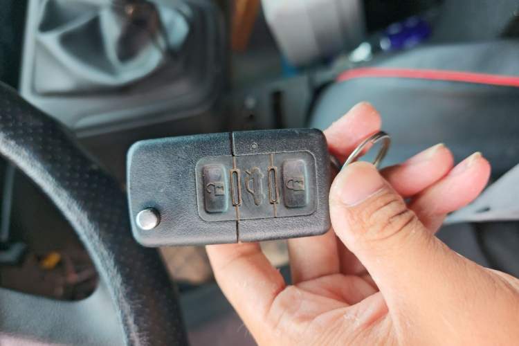 Used Iveco Daily 2023 2.5T A37M1 Long Wheelbase Mid-Height Dual-Tire Manual Door 5-9 Seater Vehicle Key