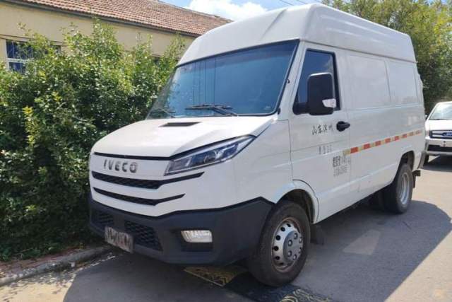 Used Iveco Daily 2023 2.8T V35 Van Short Wheelbase Mid-Roof Design Dual Tires Side-Swing Doors 2-3 Seater