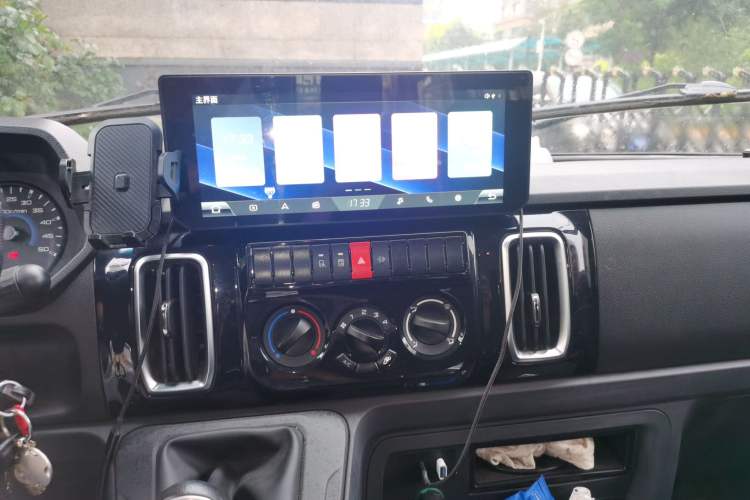 Used Iveco Daily 2023 2.5T A35M1 Short Wheelbase Mid-Height Single-Tire Side-Sliding Door 5–9 Seats Audio And AC Panel