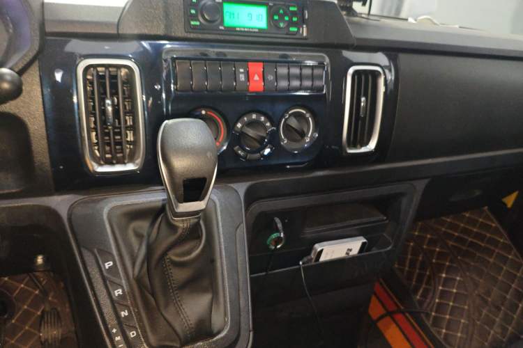 Used Iveco Daily 2023 2.5T A35M1 Multi-Purpose Passenger Vehicle Short Wheelbase Low Roof Single-Tire Side-Sliding Door Automatic Transmission Audio And AC Panel