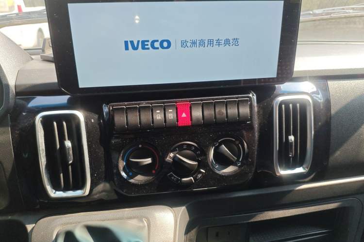 Used Iveco Daily 2023 2.5T A35M1 Short Wheelbase Mid-Height Single-Tire Side-Sliding Door 5–9 Seats Audio And AC Panel