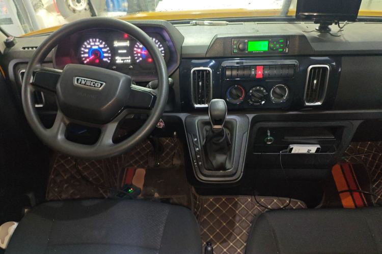 Used Iveco Daily 2023 2.5T A35M1 Multi-Purpose Passenger Vehicle Short Wheelbase Low Roof Single-Tire Side-Sliding Door Automatic Transmission Center Console