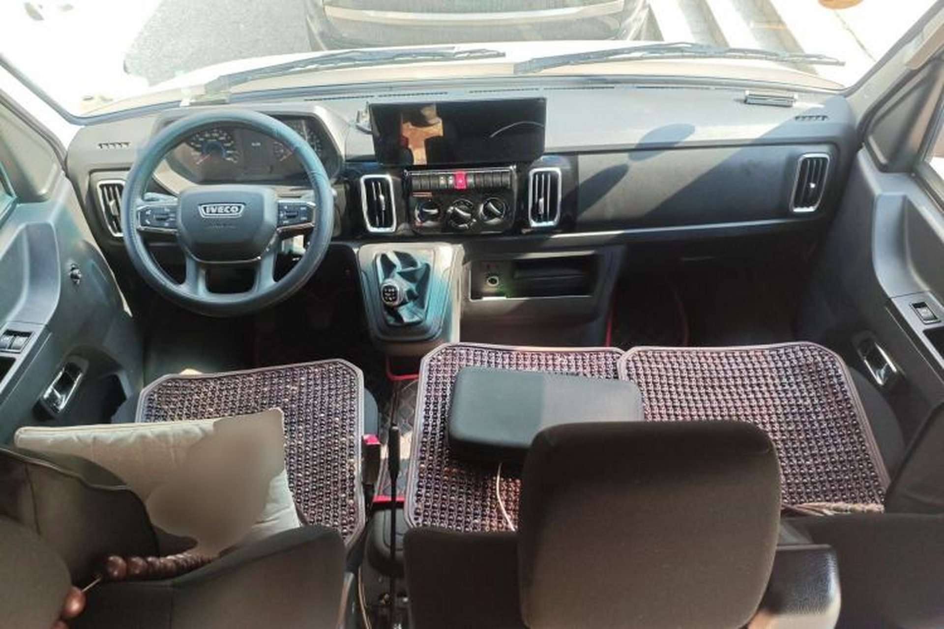 Used Iveco Daily 2023 2.5T A35M1 Short Wheelbase Mid-Height Single-Tire Side-Sliding Door 5–9 Seats Center Console