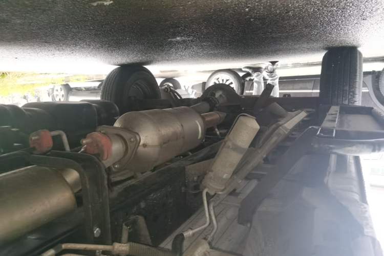 Used Iveco Daily 2023 2.5T A35M1 Short Wheelbase Mid-Height Single-Tire Side-Sliding Door 5–9 Seats Chassis Front Right