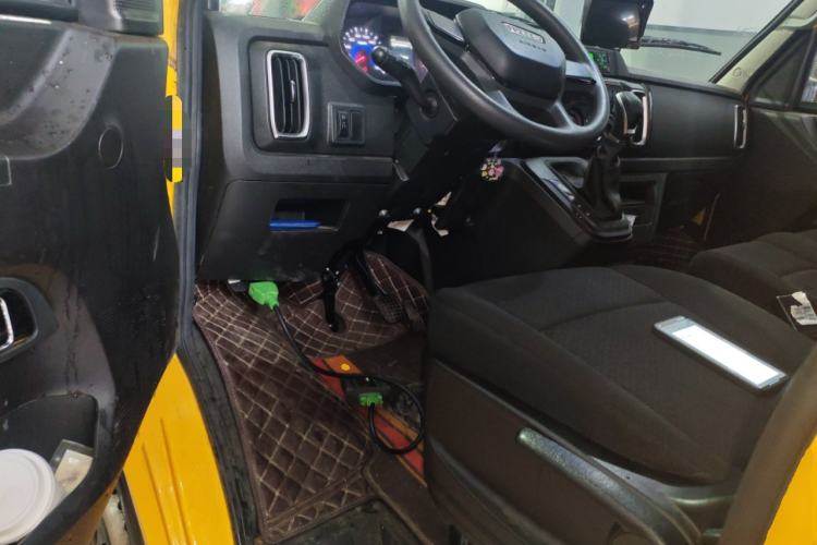 Used Iveco Daily 2023 2.5T A35M1 Multi-Purpose Passenger Vehicle Short Wheelbase Low Roof Single-Tire Side-Sliding Door Automatic Transmission Driver Seat