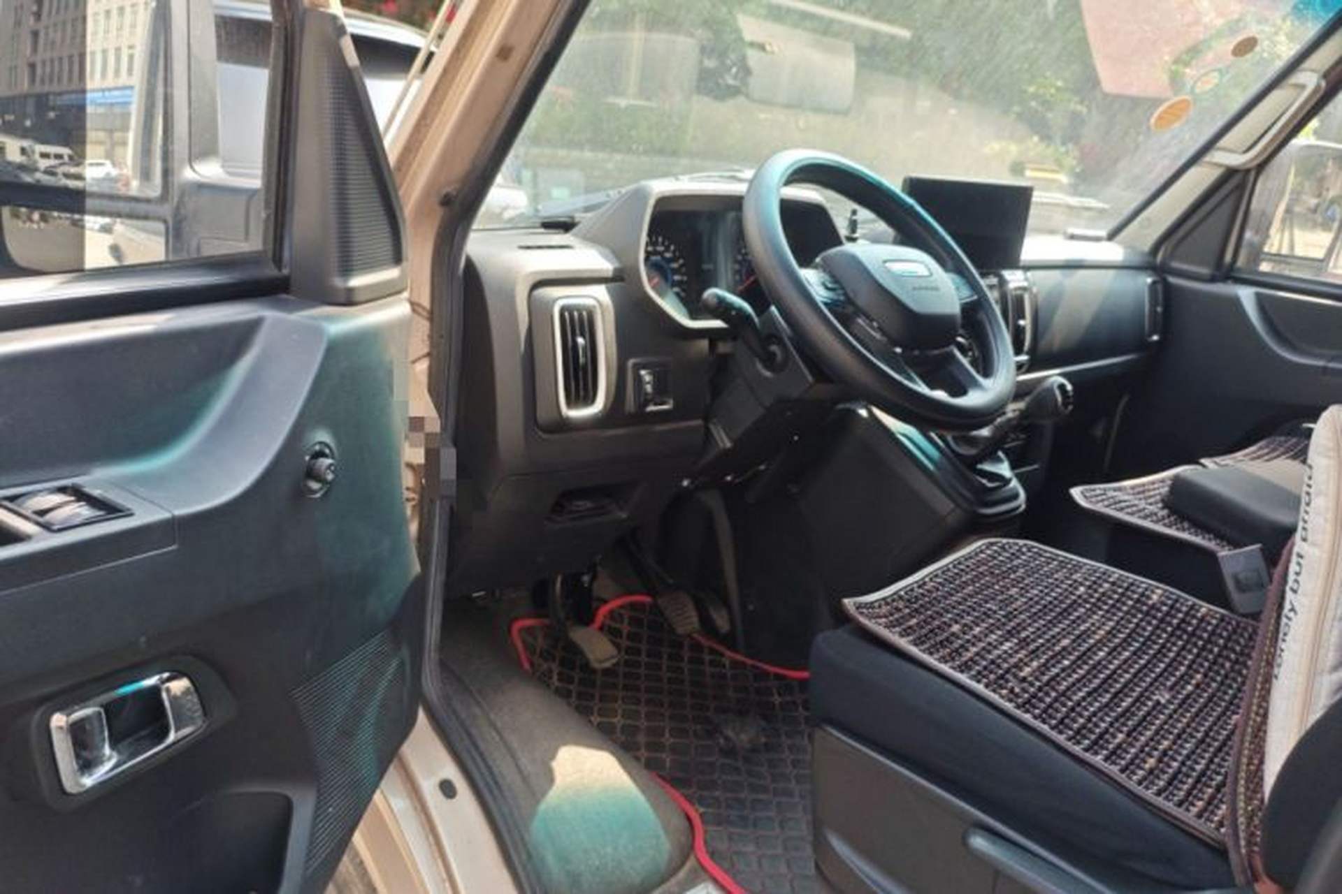 Used Iveco Daily 2023 2.5T A35M1 Short Wheelbase Mid-Height Single-Tire Side-Sliding Door 5–9 Seats Driver Seat