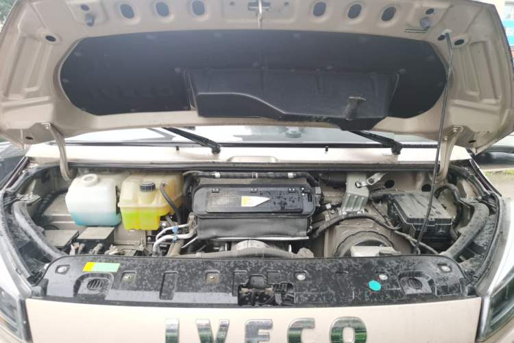 Used Iveco Daily 2023 2.5T A35M1 Short Wheelbase Mid-Height Single-Tire Side-Sliding Door 5–9 Seats Engine Bay