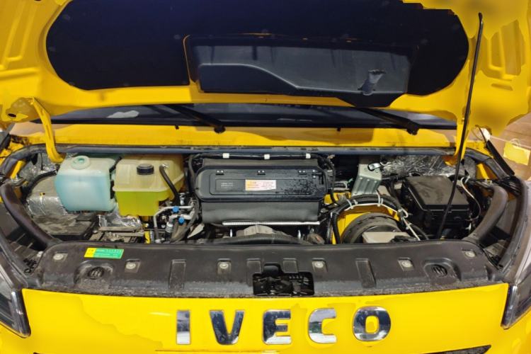 Used Iveco Daily 2023 2.5T A35M1 Multi-Purpose Passenger Vehicle Short Wheelbase Low Roof Single-Tire Side-Sliding Door Automatic Transmission Engine Bay