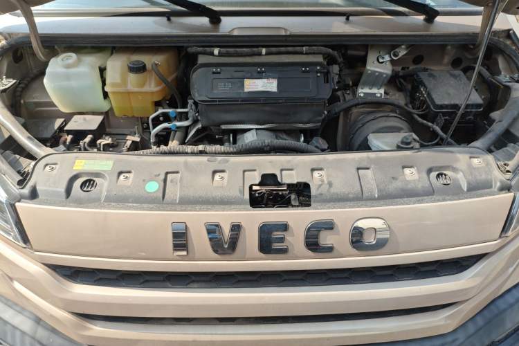 Used Iveco Daily 2023 2.5T A35M1 Short Wheelbase Mid-Height Single-Tire Side-Sliding Door 5–9 Seats Engine Bay