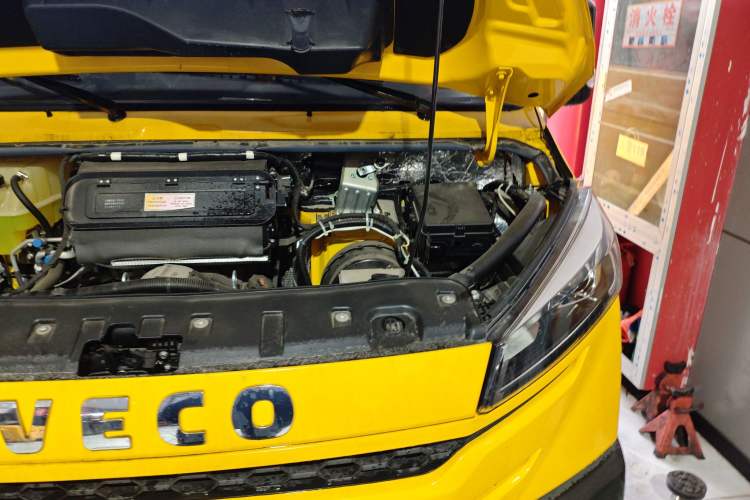 Used Iveco Daily 2023 2.5T A35M1 Multi-Purpose Passenger Vehicle Short Wheelbase Low Roof Single-Tire Side-Sliding Door Automatic Transmission Engine Bay Left