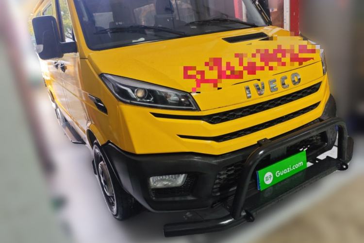 Used Iveco Daily 2023 2.5T A35M1 Multi-Purpose Passenger Vehicle Short Wheelbase Low Roof Single-Tire Side-Sliding Door Automatic Transmission Front Right 45 Deg