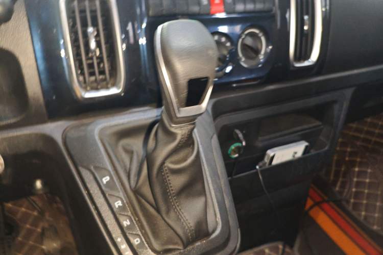 Used Iveco Daily 2023 2.5T A35M1 Multi-Purpose Passenger Vehicle Short Wheelbase Low Roof Single-Tire Side-Sliding Door Automatic Transmission Gear Lever