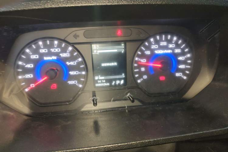 Used Iveco Daily 2023 2.5T A35M1 Multi-Purpose Passenger Vehicle Short Wheelbase Low Roof Single-Tire Side-Sliding Door Automatic Transmission Instrument Cluster