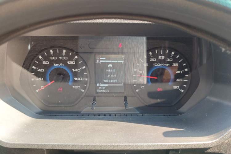 Used Iveco Daily 2023 2.5T A35M1 Short Wheelbase Mid-Height Single-Tire Side-Sliding Door 5–9 Seats Instrument Cluster