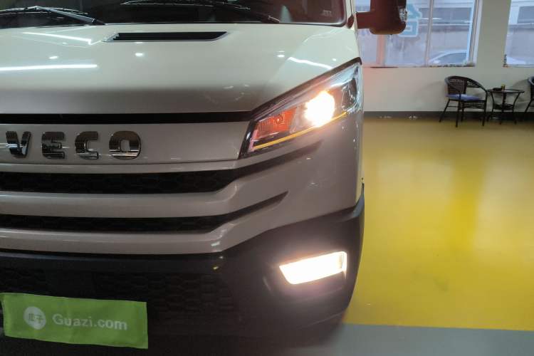 Used Iveco Daily 2023 2.5T A37M1 Long Wheelbase Mid-Height Dual-Tire Side-Sliding Doors 5–9 Seats Left Front Headlight