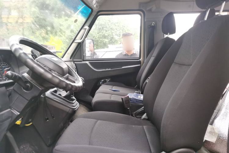 Used Iveco Daily 2023 2.5T A35M1 Short Wheelbase Mid-Height Single-Tire Side-Sliding Door 5–9 Seats Left Front Seat