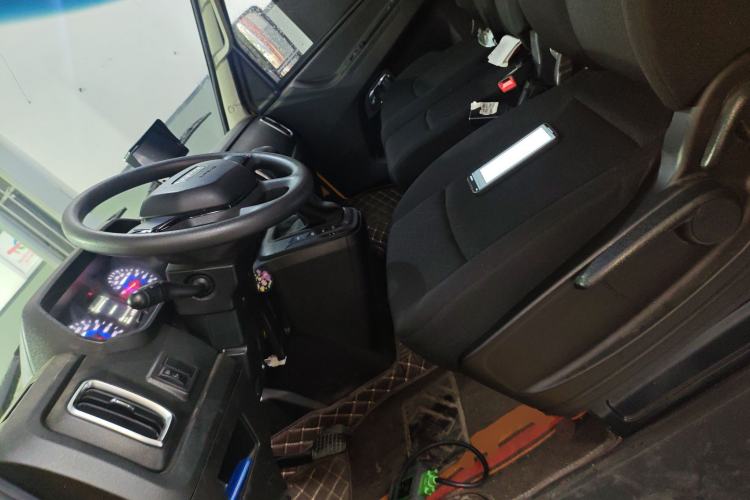 Used Iveco Daily 2023 2.5T A35M1 Multi-Purpose Passenger Vehicle Short Wheelbase Low Roof Single-Tire Side-Sliding Door Automatic Transmission Left Front Seat