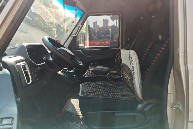 Used Iveco Daily 2023 2.5T A35M1 Short Wheelbase Mid-Height Single-Tire Side-Sliding Door 5–9 Seats Left Front Seat