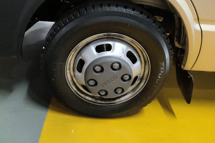Used Iveco Daily 2023 2.5T A37M1 Long Wheelbase Mid-Height Dual-Tire Side-Sliding Doors 5–9 Seats Left Front Wheel Hub
