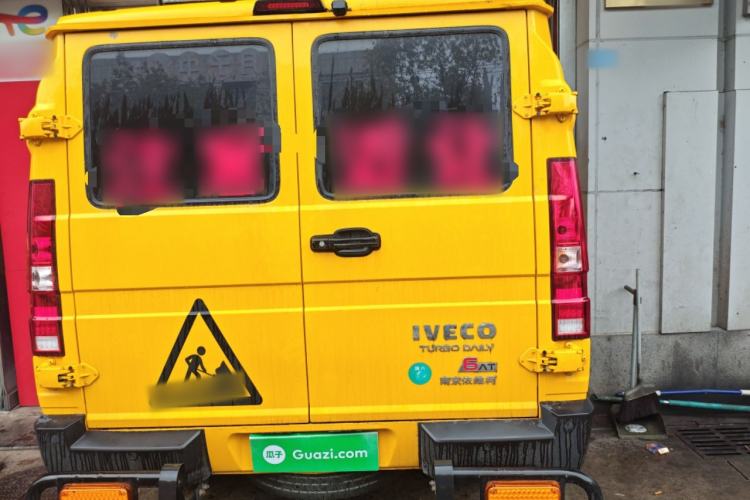 Used Iveco Daily 2023 2.5T A35M1 Multi-Purpose Passenger Vehicle Short Wheelbase Low Roof Single-Tire Side-Sliding Door Automatic Transmission Rear
