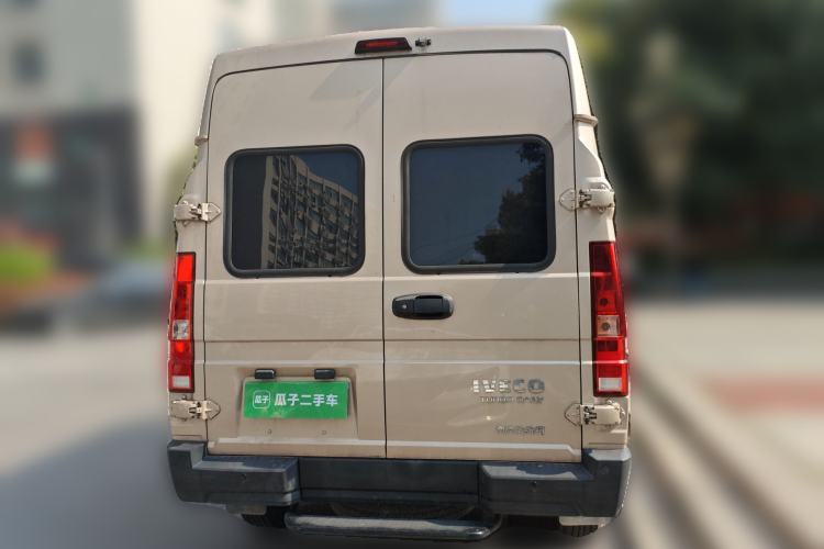 Used Iveco Daily 2023 2.5T A35M1 Short Wheelbase Mid-Height Single-Tire Side-Sliding Door 5–9 Seats Rear