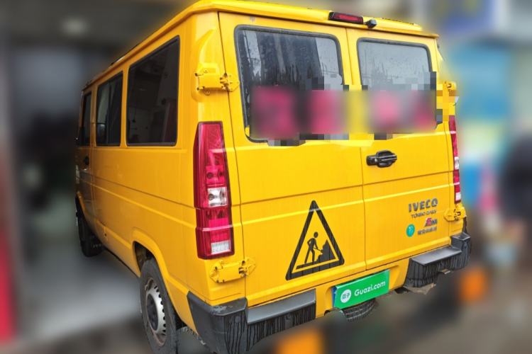 Used Iveco Daily 2023 2.5T A35M1 Multi-Purpose Passenger Vehicle Short Wheelbase Low Roof Single-Tire Side-Sliding Door Automatic Transmission Rear Left 45 Deg