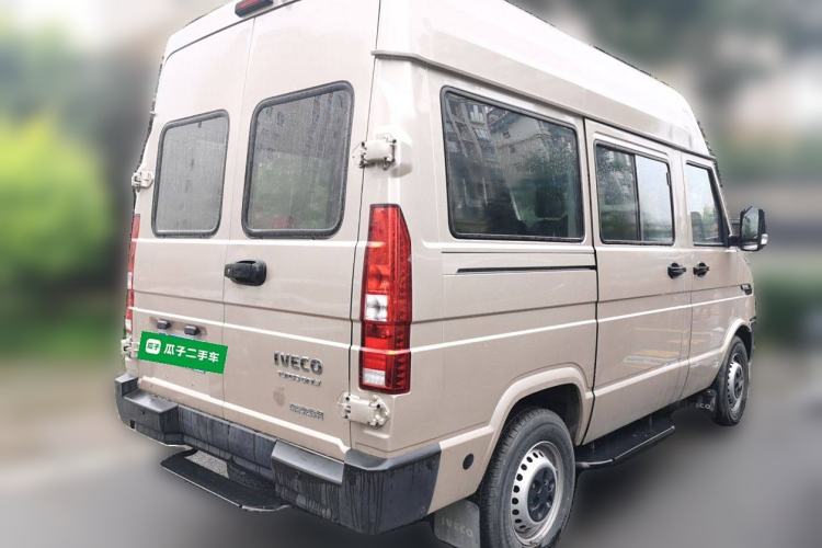 Used Iveco Daily 2023 2.5T A35M1 Short Wheelbase Mid-Height Single-Tire Side-Sliding Door 5–9 Seats Rear Right 45 Deg