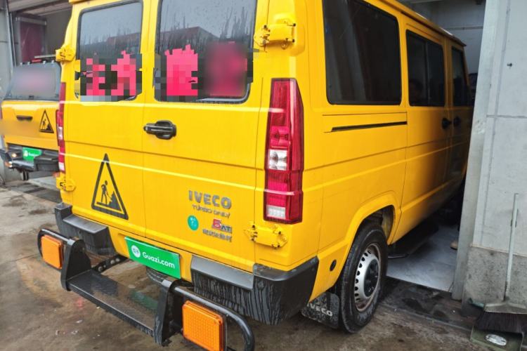 Used Iveco Daily 2023 2.5T A35M1 Multi-Purpose Passenger Vehicle Short Wheelbase Low Roof Single-Tire Side-Sliding Door Automatic Transmission Rear Right 45 Deg