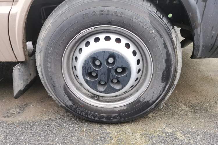 Used Iveco Daily 2023 2.5T A35M1 Short Wheelbase Mid-Height Single-Tire Side-Sliding Door 5–9 Seats Right Front Wheel Hub