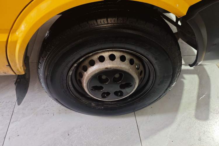 Used Iveco Daily 2023 2.5T A35M1 Multi-Purpose Passenger Vehicle Short Wheelbase Low Roof Single-Tire Side-Sliding Door Automatic Transmission Right Front Wheel Hub