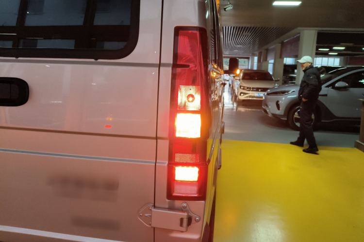Used Iveco Daily 2023 2.5T A37M1 Long Wheelbase Mid-Height Dual-Tire Side-Sliding Doors 5–9 Seats Right Rear Taillight
