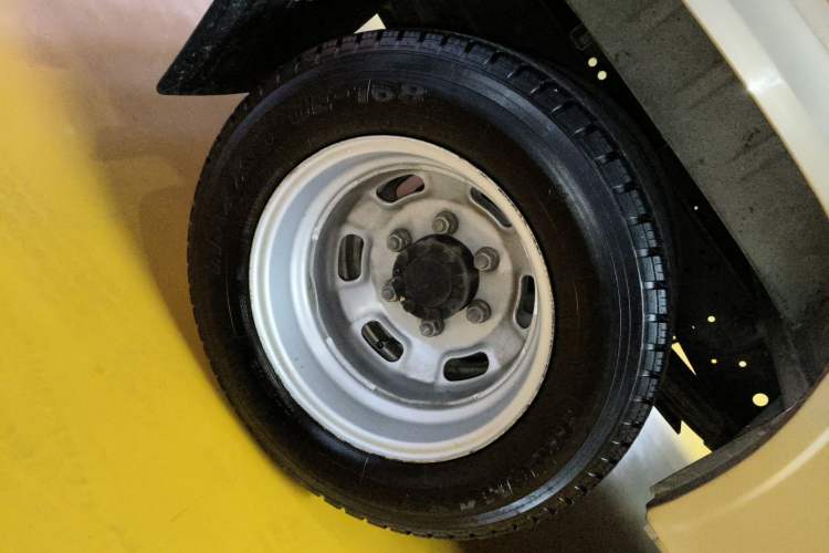 Used Iveco Daily 2023 2.5T A37M1 Long Wheelbase Mid-Height Dual-Tire Side-Sliding Doors 5–9 Seats Right Rear Wheel Hub